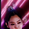 jennie客串好友新歌MV，满满赛博朋克风，穿搭真的好看吗